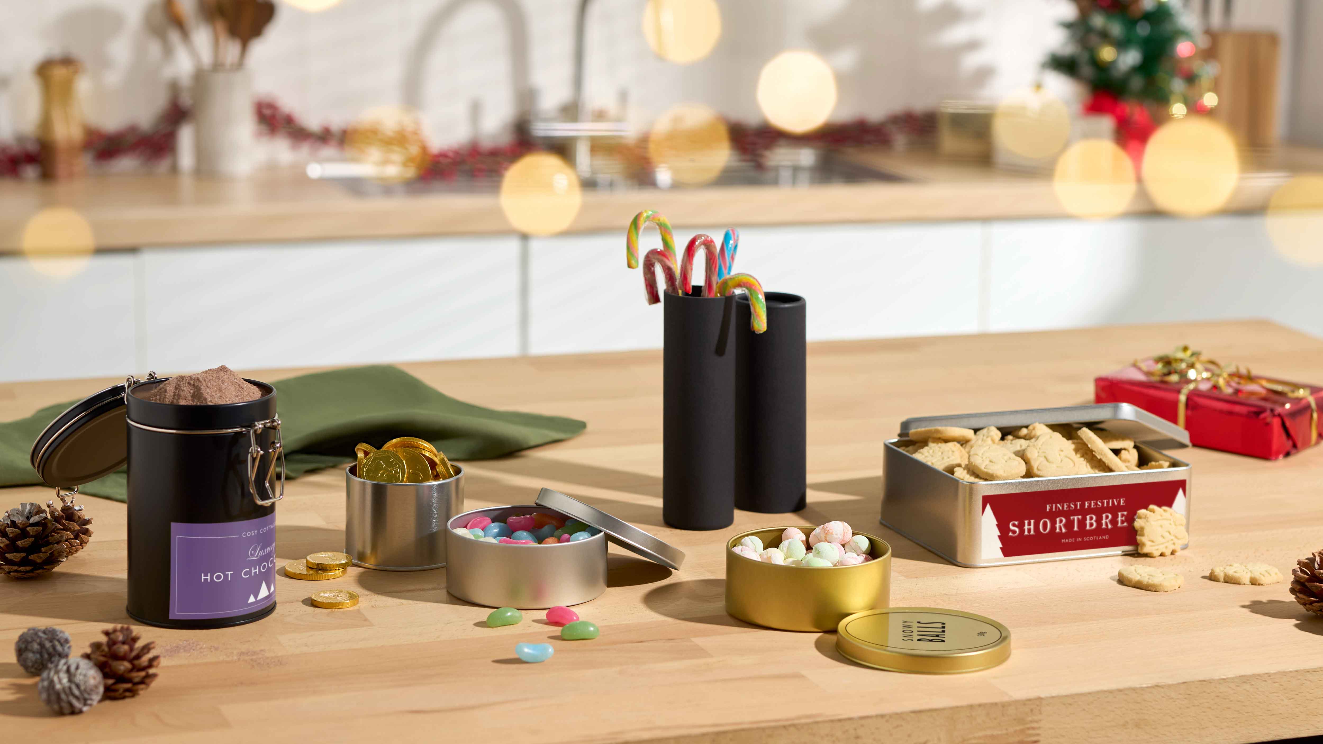 Süße Verpackung in einer Küche mit Weihnachtsdekoration