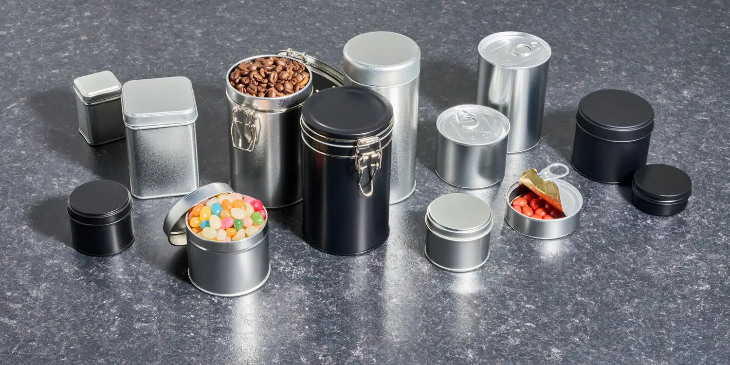 Metallverpackungen auf einer Küchenarbeitsplatte