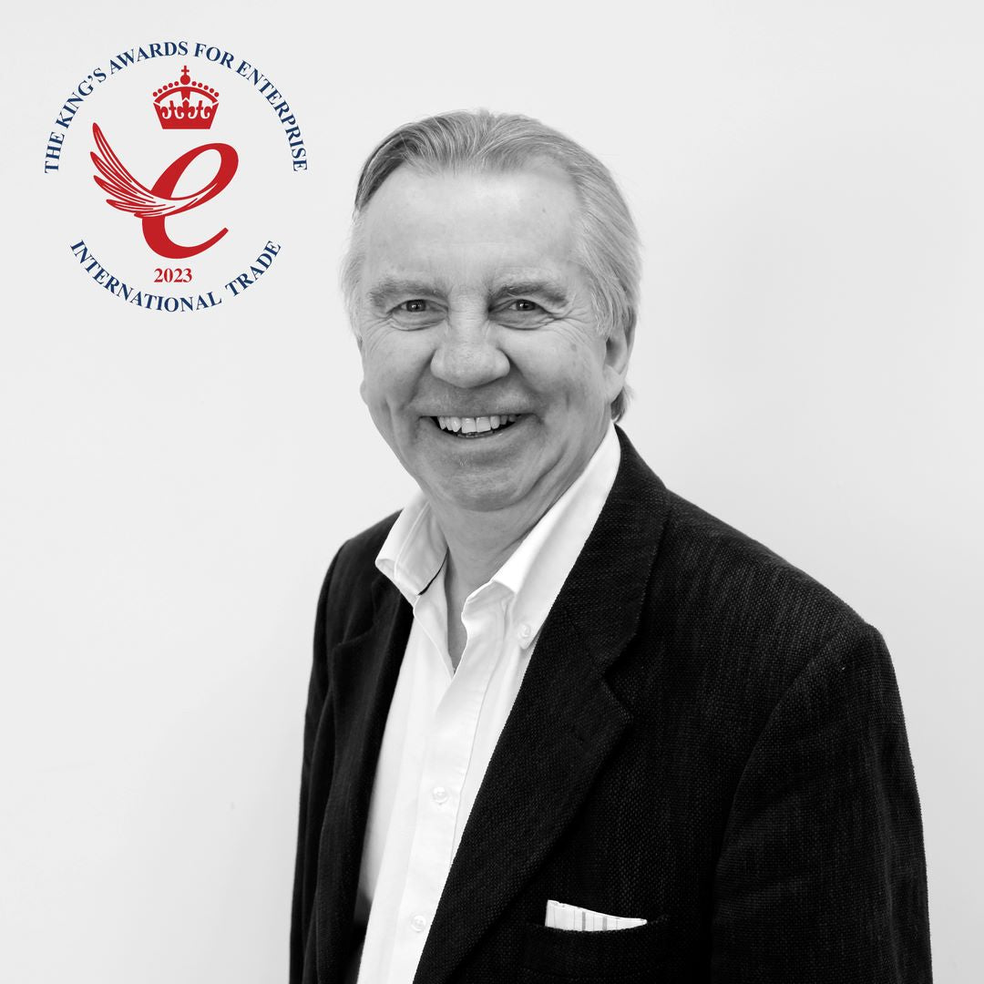 Ein Porträt von Guy Grumbridge, Vorsitzender von Tinware Direct, mit dem King's Award for Enterprise-Logo im Hintergrund.