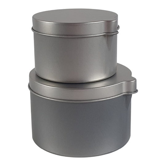 Zwei silberne runde nahtlose Dosen mit Ausgießer gestapelt