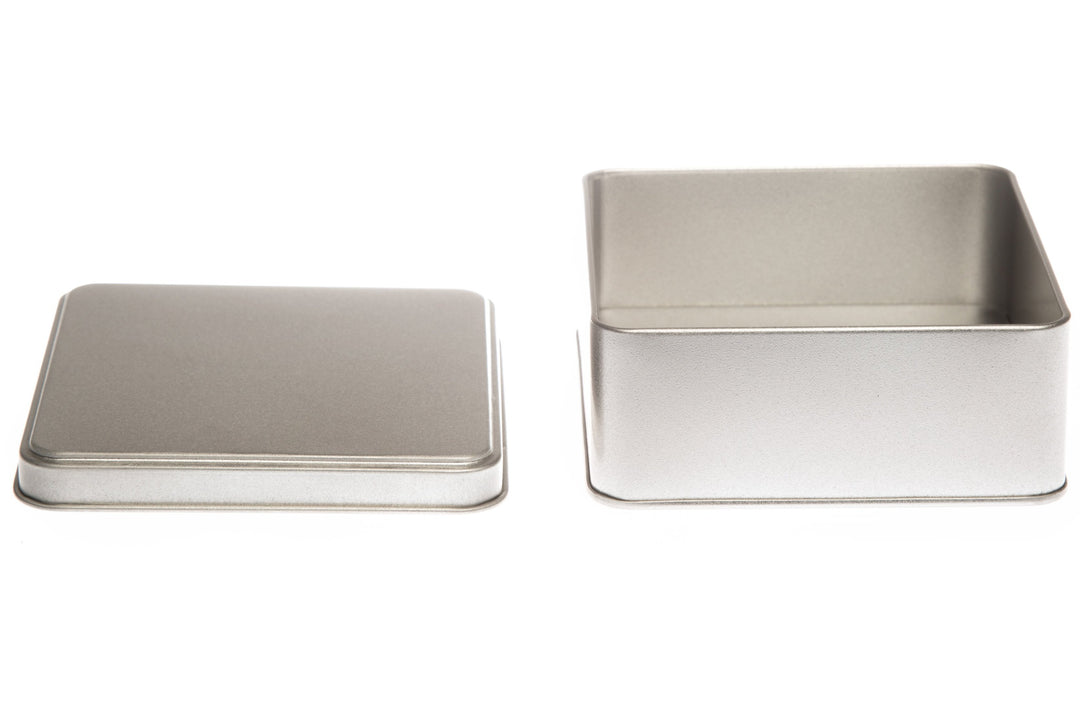 Quadratische Dose in Silber mit gestuftem Deckel