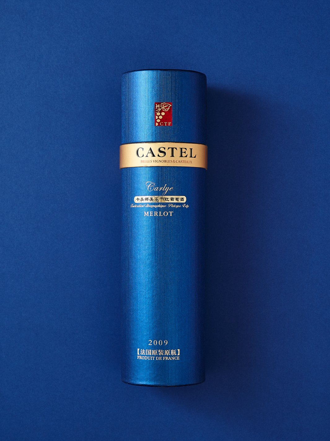 Blaue Pappröhrenverpackung für Castel-Getränke.