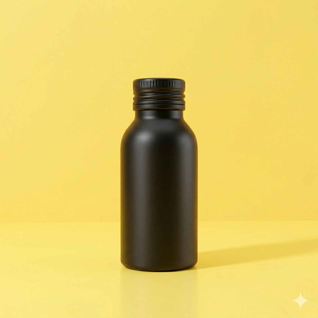 Schwarz glänzende Flasche auf gelbem Hintergrund