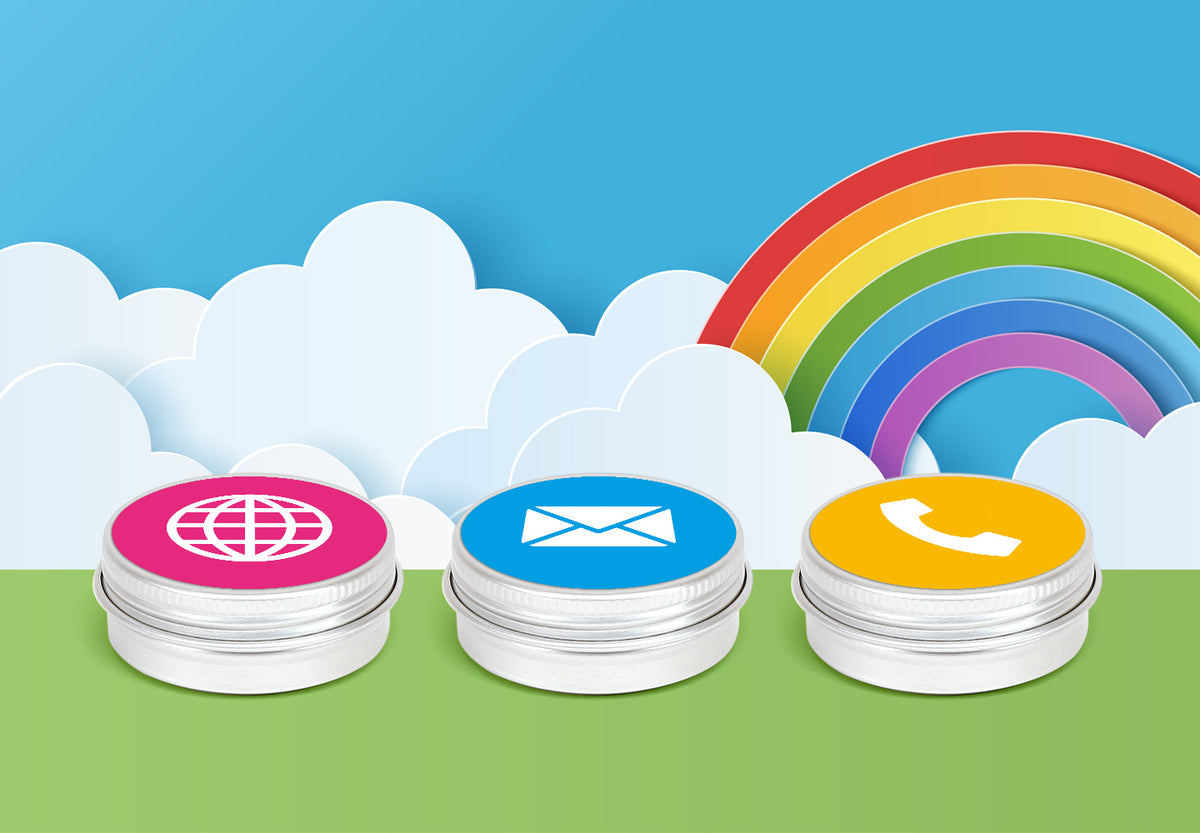 Drei silberne Aluminiumdosen mit Schraubdeckel und Etiketten mit Symbolen für Website, E-Mail und Telefon vor einem Hintergrund aus Wolken und einem Regenbogen.