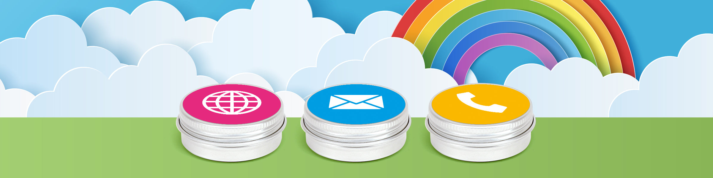Drei silberne Aluminiumdosen mit Schraubdeckel und Etiketten mit Symbolen für Website, E-Mail und Telefon vor einem Hintergrund aus Wolken und einem Regenbogen.