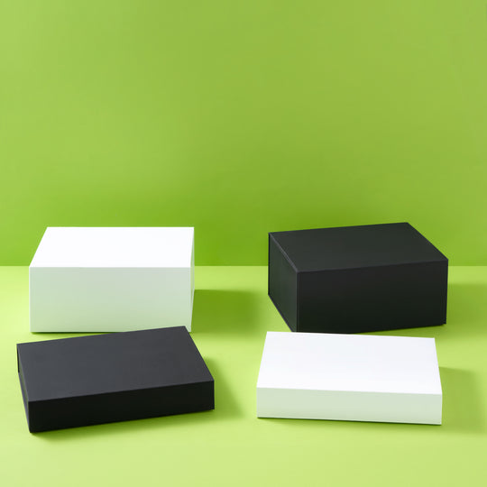 Flache A5 Magnet-Geschenkboxen in Schwarz & Weiß