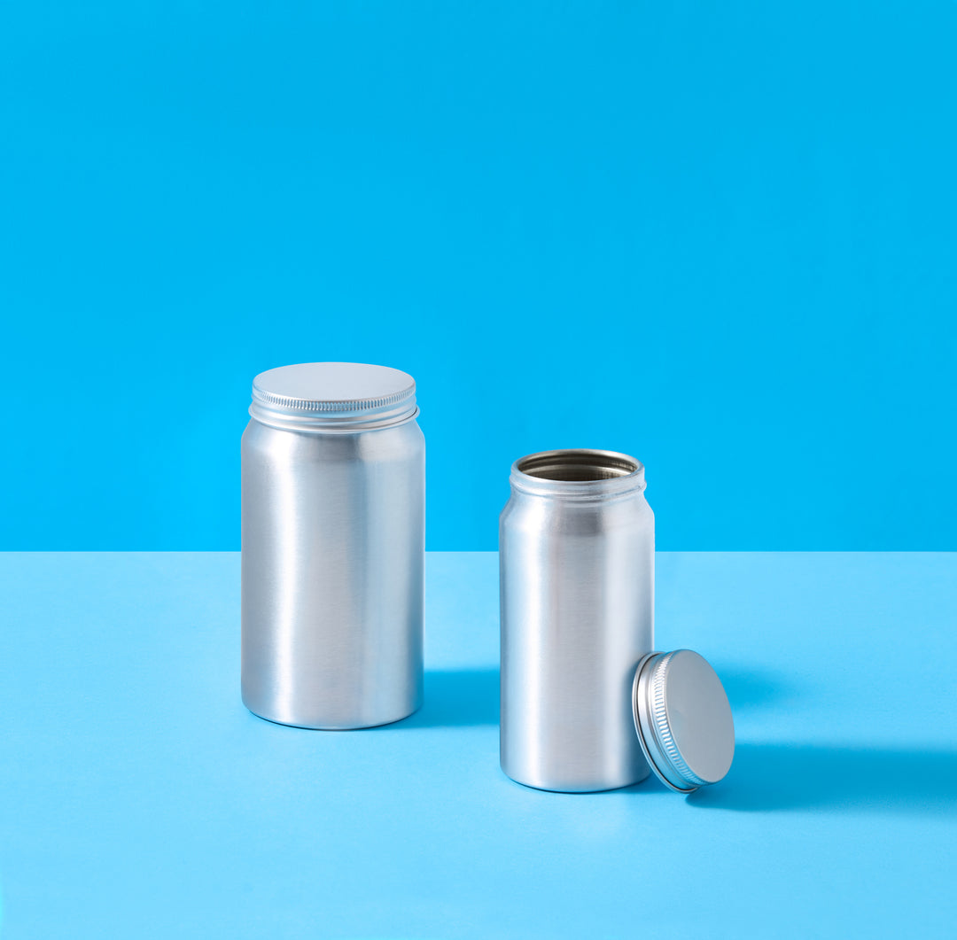 Aluminium-Tablettenflaschen vor blauem Hintergrund
