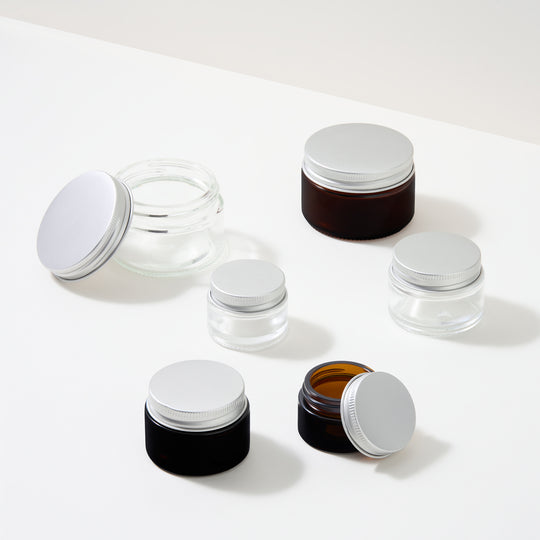 Kollektion von Kosmetiktöpfen aus Glas mit Schraubdeckeln
